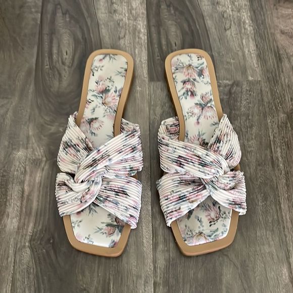 Classy, Feminine Sandals 🌸 - Picture 2 of 7